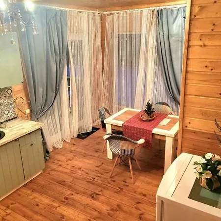 Leirintäalueet Kaunis tyylikäs bungalow järven rannalla *